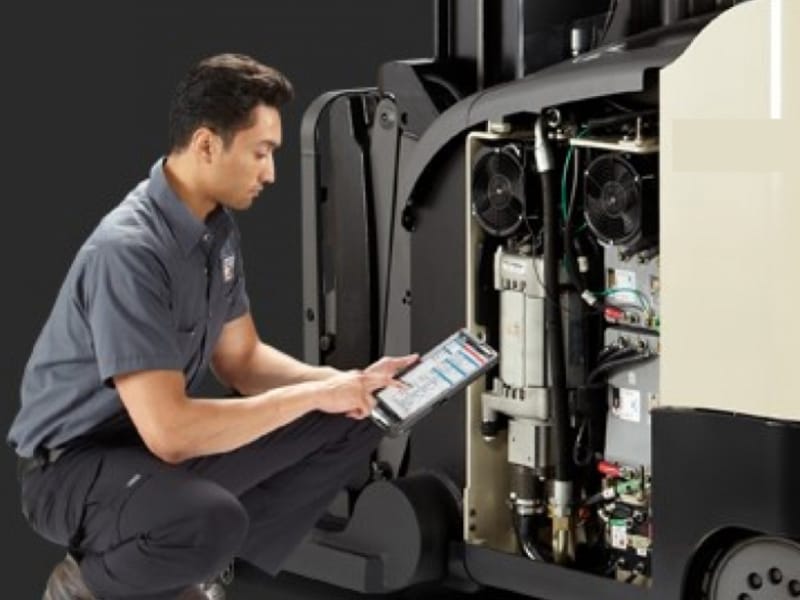 Sửa hệ thống điện xe nâng Thợ đang tư vấn, kiểm tra bơm thuỷ lực