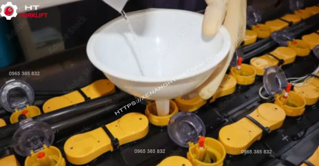 Châm nước acquy xe nâng