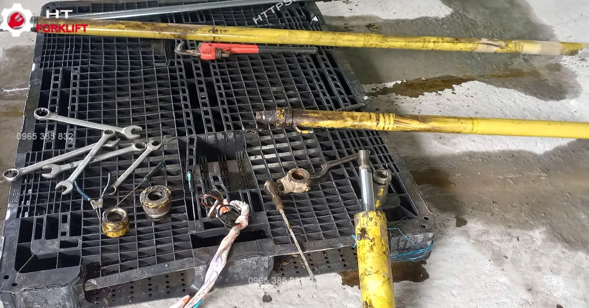 Ty xe nâng bị tụt khi tắt máy – Nguyên nhân & cách khắc phục hiệu quả Khắc phục ty xe nâng bị tụt