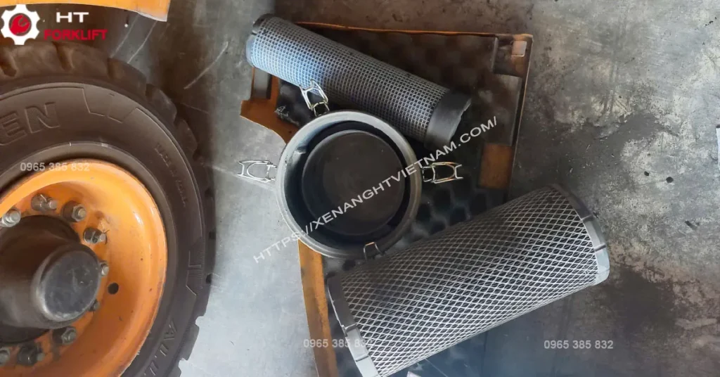 Thay Lọc gió xe nâng
