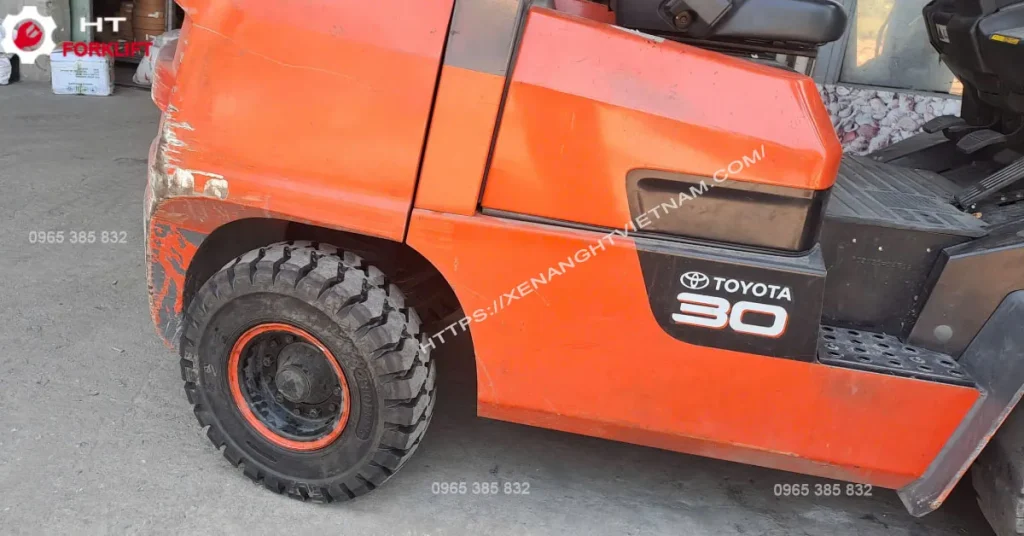 Thay lốp đặc 650-10