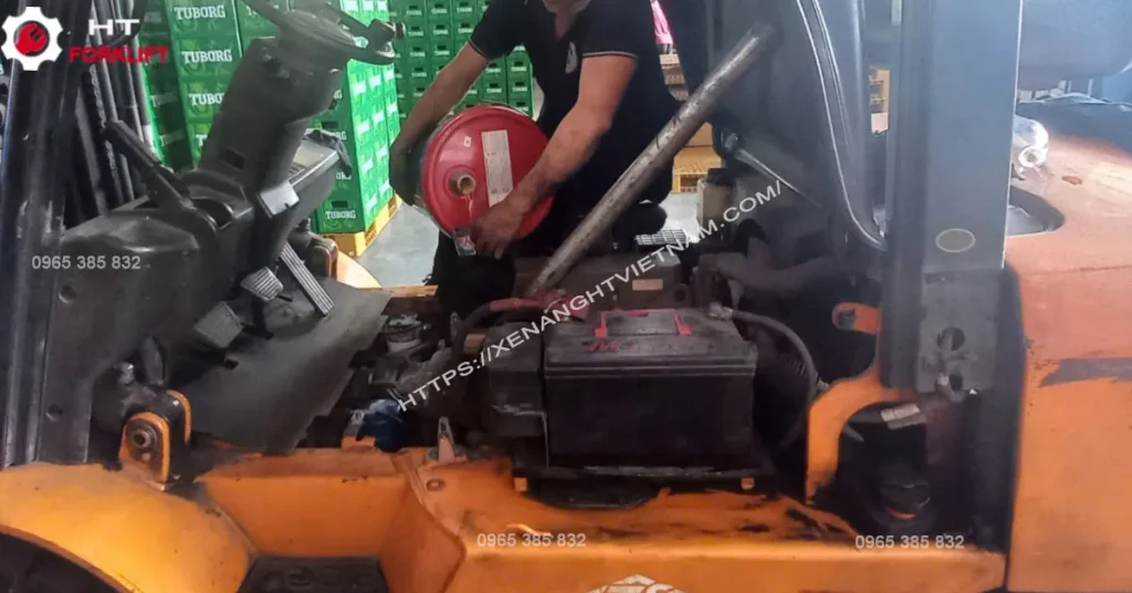 Thêm nhớt động cơ