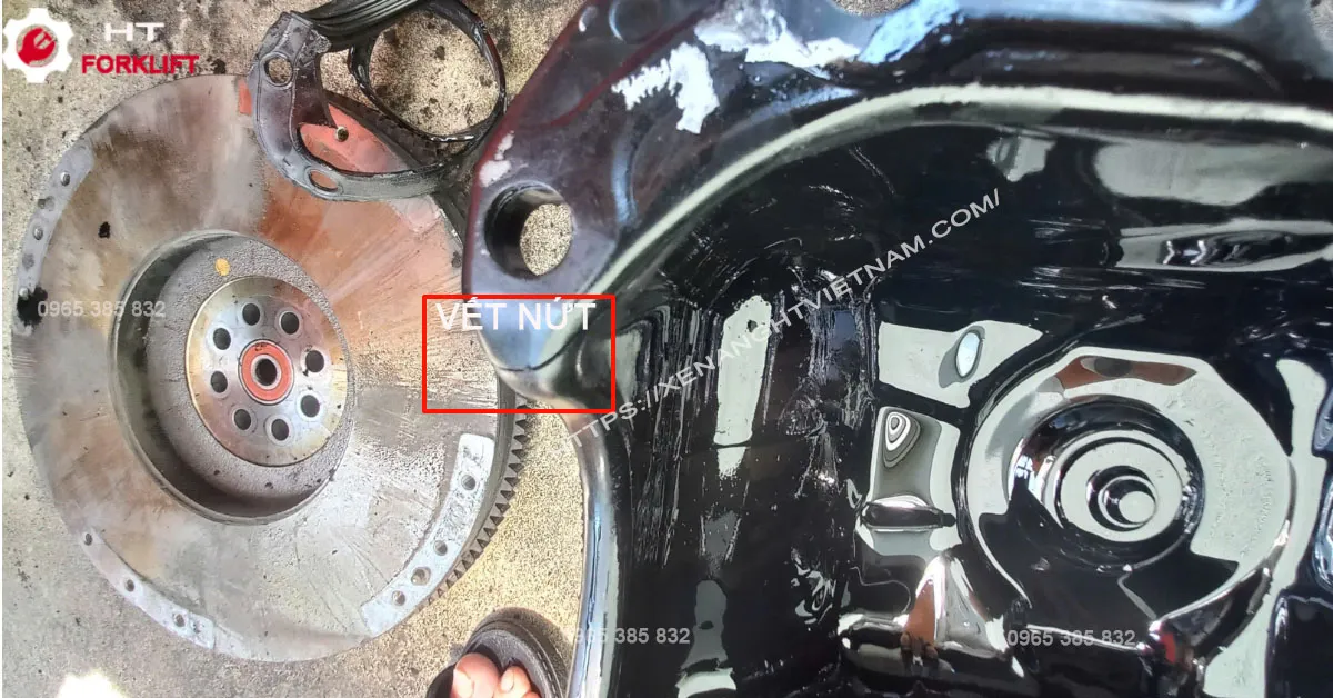 Sửa xe nâng bị chảy nhớt động cơ Xe nâng bị chảy nhớt - Các te bị nứt