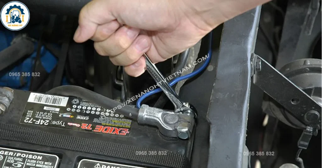 Đấu ngược dây cọc bình acquy dẫn đến xe nâng tiến lùi không được